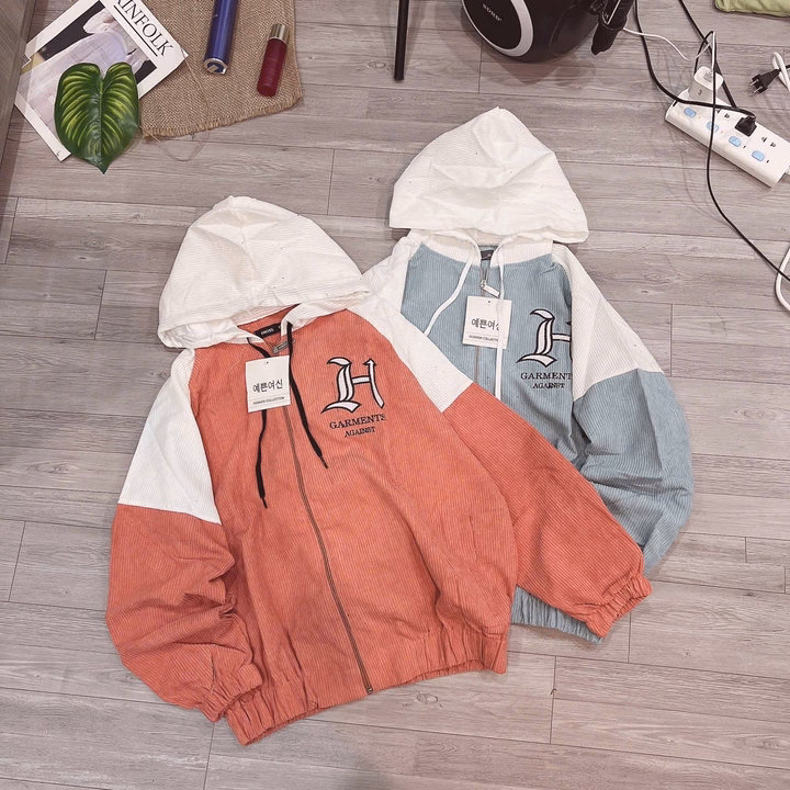 Áo Khoác Nhung Nữ 1 Lớp Có Nón Thêu Họa Tiết Chữ H Và Hình Mặt Cười - Htm Fashion