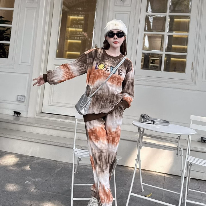 Sét Bộ Đồ Nỉ Nữ Cổ Tròn In Họa Tiết 5D Nhiều Chữ Loewe - Htm Fashion - Ảnh 3