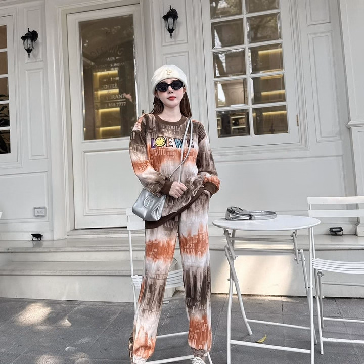 Sét Bộ Đồ Nỉ Nữ Cổ Tròn In Họa Tiết 5D Nhiều Chữ Loewe - Htm Fashion - Ảnh 4