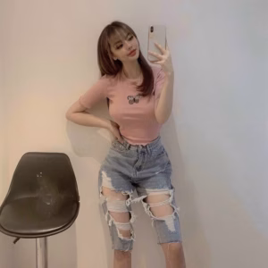 Sale Sốc 50% Áo Croptop Họa Tiết Bướm - Lê Phương Boutique