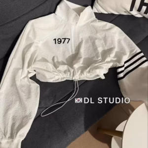 Áo Khóa Dù Nữ 2 Lớp Áo Khoác Lửng Thêu 1977 Phối Sọc Cánh Tay - Htm Fashion