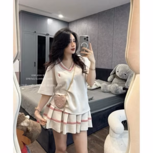 Set Đồ Bộ Nữ Áo Cổ Tim Kèm Chân Váy Xếp Li Phối Viền Màu Chất Vải Tăm Lạnh Phối Logo Thêu