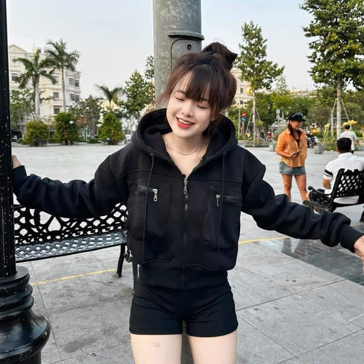 Áo Khoác Nỉ Dệt Croptop Nữ Có Nón Phối Túi Hộp Khóa Kéo Mẫu Mới -Htm Fashion - Ảnh 4