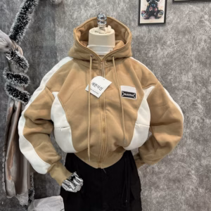 Áo Khoác Nỉ Nữ Thêu Min Min Có Nón Form Rộng Áo Phối Túi Khóa Kéo Tiện Lợi Mẫu Mới -Htm Fashion