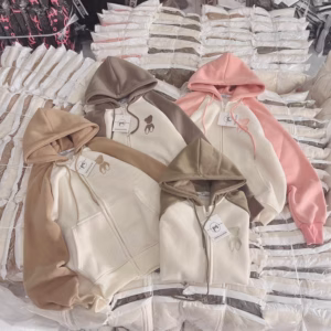 Áo Khoác Nỉ Nam Nữ Họa Tiết Gấu Dễ Thương Phối Khóa Kéo Có Nón Chống Nắng-Htm Fashion