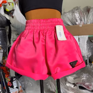 Quần Sort Đính Logo Vải Tacta - Lê Phương Boutique