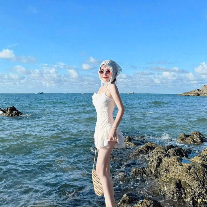 Set Bộ Đi Biển Nữ Vải Xốp Áo 2 Dây Phối Hoa Kèm Mũ Siêu Xinh Tp42 - Golden Dream - Ảnh 4