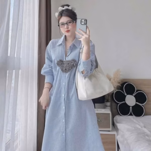 Đầm Sơ Mi Đũi Sọc Đính Phụ Kiên Gấu Lông Xù H85M90F-Nana House