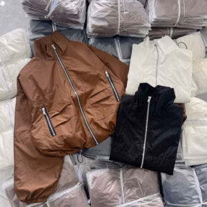 Áo Khoác Dù Gió Nhăn Croptop Nữ Cổ Trụ Thiết Kế Khóa Kéo Ở Túi - Htm Fashion