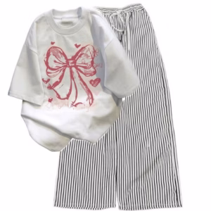 Sét Bộ Đồ Quần Đũi Sọc Vằn + Áo Phông In Nơ Hồng Loang Màu Trắng