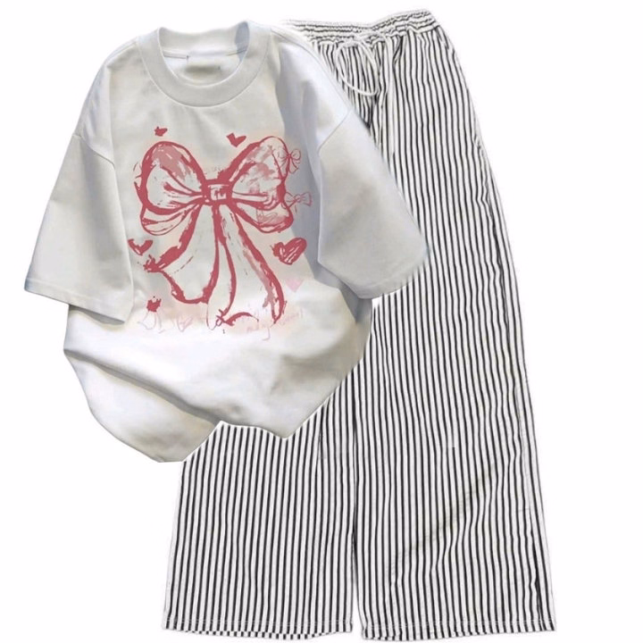 Sét Bộ Đồ Quần Đũi Sọc Vằn + Áo Phông In Nơ Hồng Loang Màu Trắng