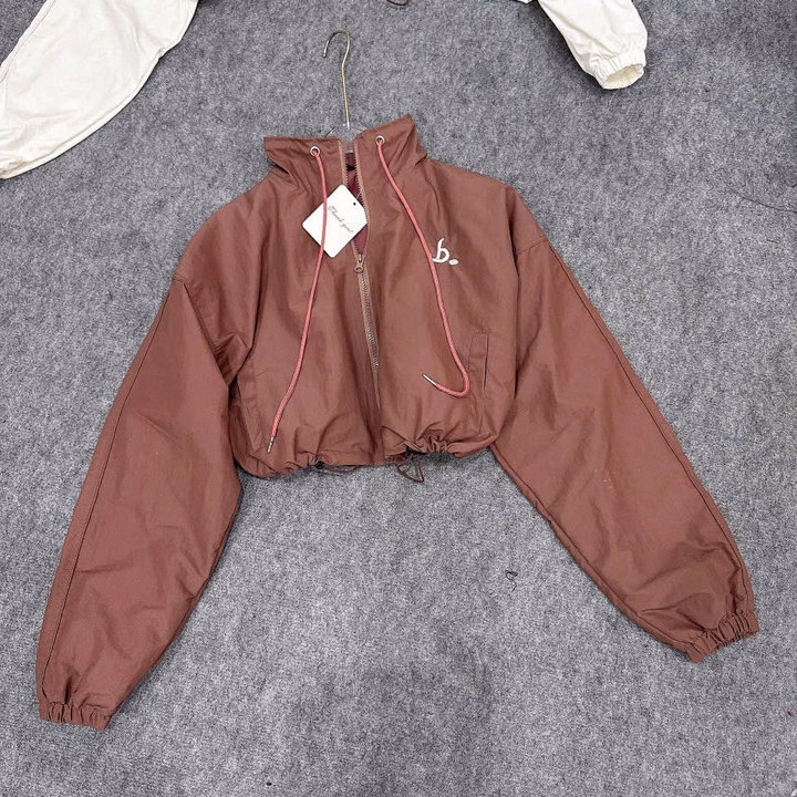 Áo Khoác Dù Nữ Nhăn 2 Lớp Form Lửng Thêu Chữ B Tay Phồng Tp64