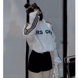 Aó Khoác Dù Croptop Nữ Không Nón In Pers Onai Tôn Dáng - Htm Fashion