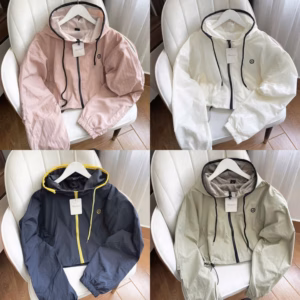 Áo Khoác Dù Gió Nhăn Nữ Croptop Có Nón Họa Tiết In Dấu Ở Ngực - Htm Fashion