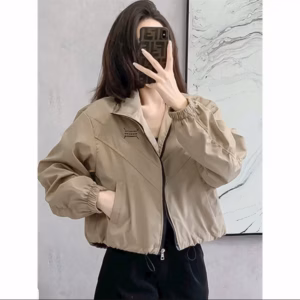 Áo Khoác Gió Croptop Lửng Nữ Không Nón Logo Thêu Chữ Nhỏ Ở Ngực Và Vai - Htm Fashion