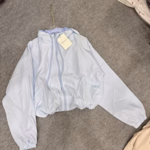 Áo Khoác Dù Gió Nhăn Nữ Croptop Có Nón Nữ 2 Lớp Có 2 Túi Hộp Phía Trước - Htm Fashion