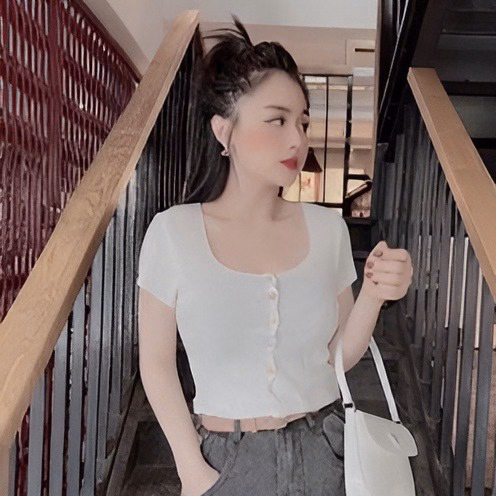 Áo Len Nữ Cổ Vuông Ngắn Tay Dáng Croptop Phối Khuy Giữa Alcrt - Chipxinhxk - Ảnh 4