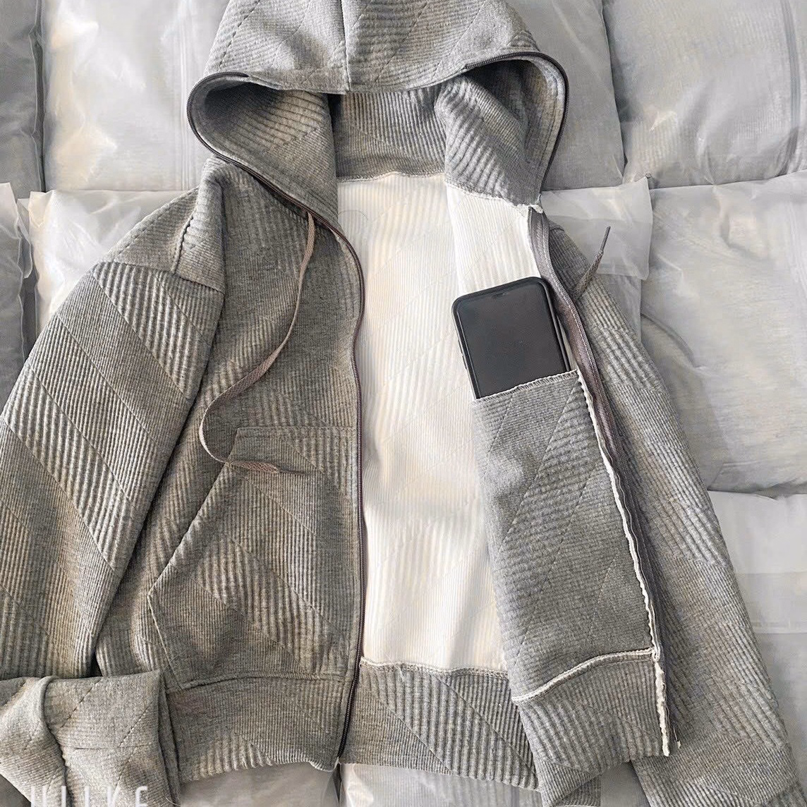 Áo Khoác Nhẹ Nhàng Nữ Vải Đẹp Nổi Kiểu Lửng Có Kèm Túi Trong To Mang Rất Là Phong Cách Thời Trang Áo, Đẹp Cute Hot Trend-Htm Fashion - Ảnh 3