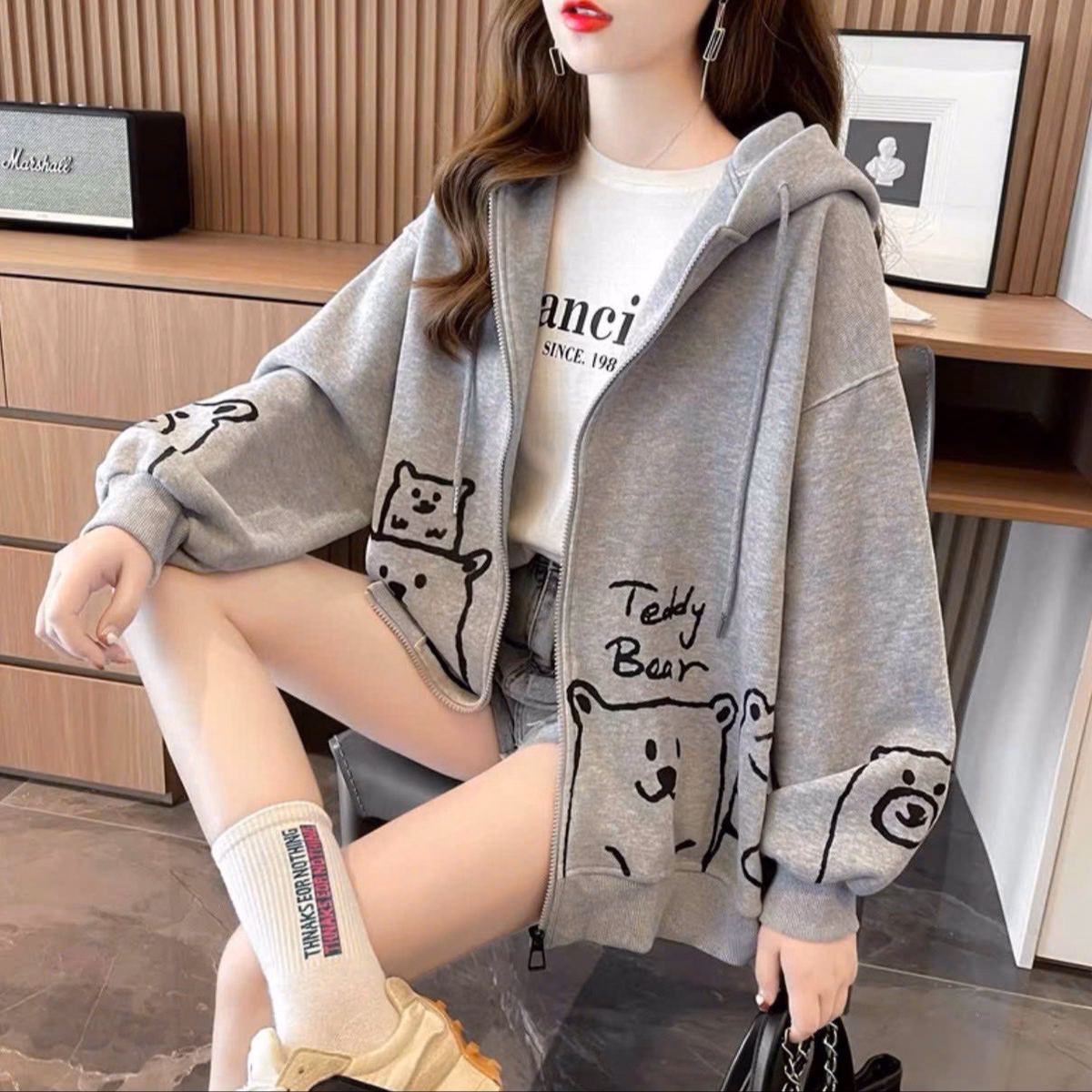 Áo Khoác Nỉ Nữ Chất Liệu Vải Cực Kì Mềm Mịn Form Rộng Bao Đẹp In Theo Họa Tiết Hình Gấu Teddy Bear Khóa Kéo Có Nón Bao Ngầu Hàng Hot Trend-Htm Fashion - Ảnh 7