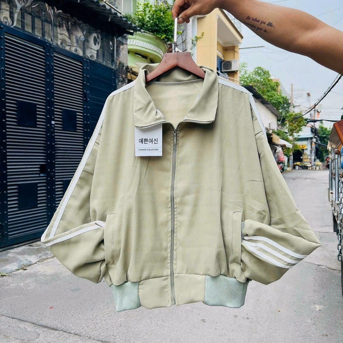 Áo Khoác Lửng Nữ Form Rộng Phối Dáng Siêu Đẹp Chạy Sọc Cánh Tay Bao Ngầu Chất Vải Mát Mẻ Hàng Hot Trend-Htm Fashion - Ảnh 6