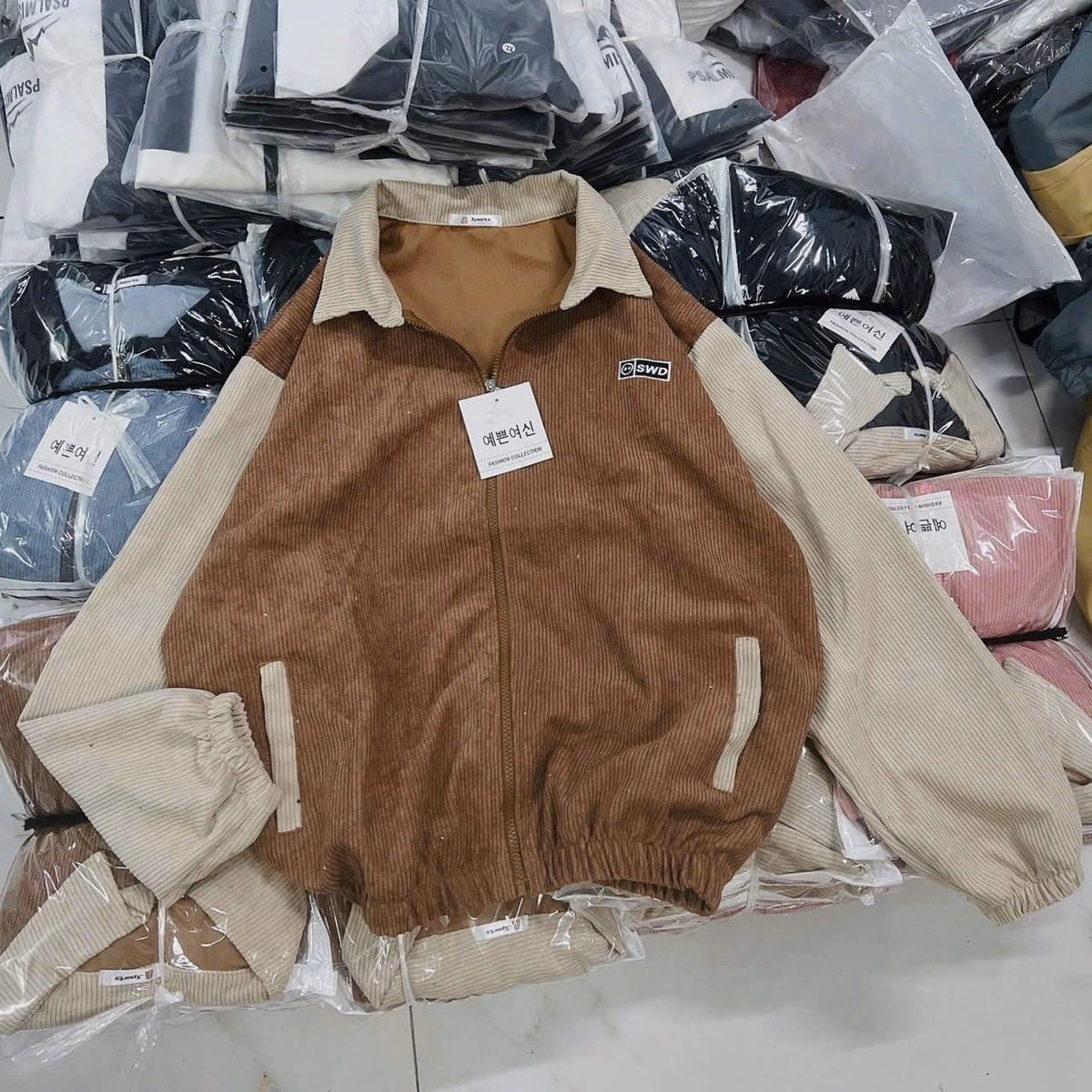 Áo Khoác Nam Nữ Phối Dáng Form Rộng Bao Ngầu Với Chất Vải Nhung 1 Lớp Siêu Đẹp Mang Cá Tính Trẻ Trung Hàng Hot Trend-Htm Fashion - Ảnh 7