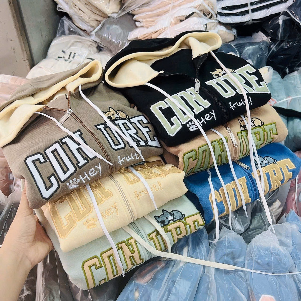 Áo Khoác Nỉ Hoodie Nữ Áo Có Mũ Khóa Kéo Tiện Lợi Chất Liệu Vải Dày Mát Mẻ Kiểu Dáng Chữ Nổi Cobsde Phối Với Dáng Form Rộng Áo Đẹp Hàng Hot Trend-Htm Fashion - Ảnh 3