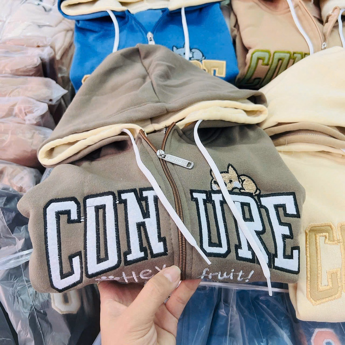 Áo Khoác Nỉ Hoodie Nữ Áo Có Mũ Khóa Kéo Tiện Lợi Chất Liệu Vải Dày Mát Mẻ Kiểu Dáng Chữ Nổi Cobsde Phối Với Dáng Form Rộng Áo Đẹp Hàng Hot Trend-Htm Fashion - Ảnh 2