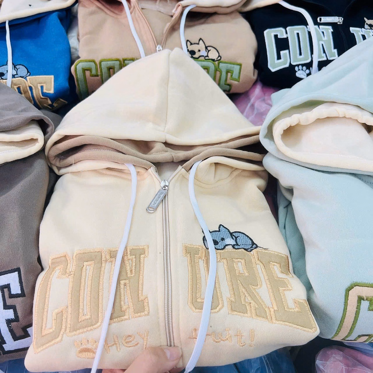 Áo Khoác Nỉ Hoodie Nữ Áo Có Mũ Khóa Kéo Tiện Lợi Chất Liệu Vải Dày Mát Mẻ Kiểu Dáng Chữ Nổi Cobsde Phối Với Dáng Form Rộng Áo Đẹp Hàng Hot Trend-Htm Fashion - Ảnh 4