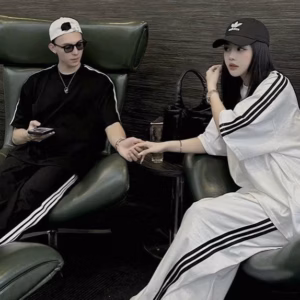 Sét Bộ Đồ Quần Áo Thể Thao Nam Nữ Với Chất Vải Thun Co Dãn Form Rộng Áo Đường Viền Kẻ Sọc Unisex Siêu Nổi Áo Đẹp Hàng Hot Trend-Htm Fashion