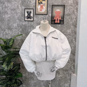 Áo Khoác Dù Croptop Nữ Với Dáng Kiểu Lửng Phối Khóa Kéo Họa Tiết Sắc Nét Áo Được Thêu Chữ Kiokwarig Tỉ Mỉ Áo Đẹp Hàng Hot Trend-Htm Fashion