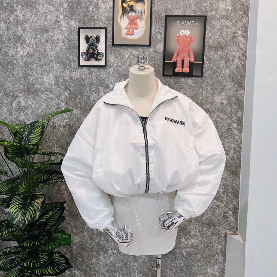 Áo Khoác Dù Croptop Nữ Với Dáng Kiểu Lửng Phối Khóa Kéo Họa Tiết Sắc Nét Áo Được Thêu Chữ Kiokwarig Tỉ Mỉ Áo Đẹp Hàng Hot Trend-Htm Fashion