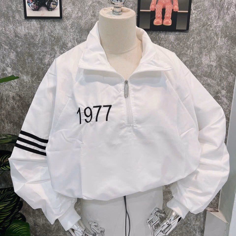 Áo Khoác Dù Nữ Kiểu Lửng Với Dáng Form Rộng Có 2 Lớp Vải Mát Mẻ Phối Theo Sọc Cánh Tay Có In Chữ 1977 Bao Đậm Nét Áo Đẹp Hàng Hot Trend-Htm Fashion