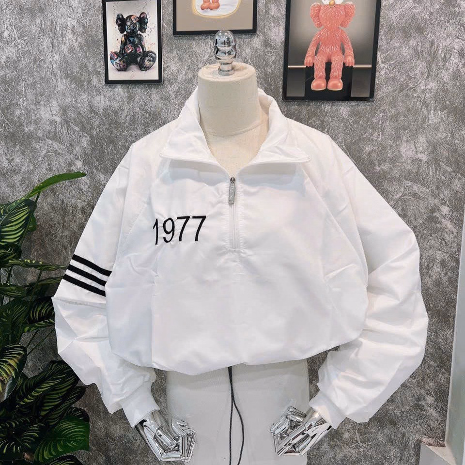 Áo Khoác Dù Nữ Kiểu Lửng Với Dáng Form Rộng Có 2 Lớp Vải Mát Mẻ Phối Theo Sọc Cánh Tay Có In Chữ 1977 Bao Đậm Nét Áo Đẹp Hàng Hot Trend-Htm Fashion - Ảnh 2