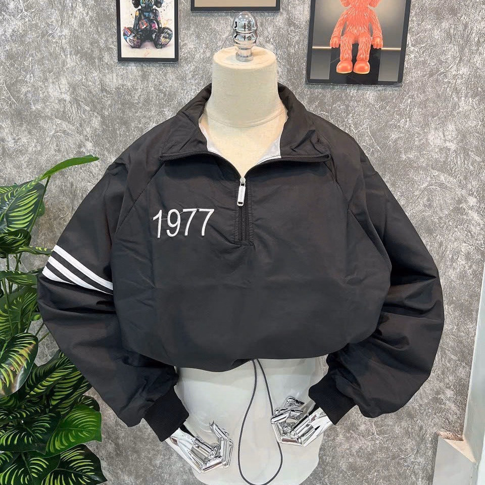 Áo Khoác Dù Nữ Kiểu Lửng Với Dáng Form Rộng Có 2 Lớp Vải Mát Mẻ Phối Theo Sọc Cánh Tay Có In Chữ 1977 Bao Đậm Nét Áo Đẹp Hàng Hot Trend-Htm Fashion - Ảnh 3