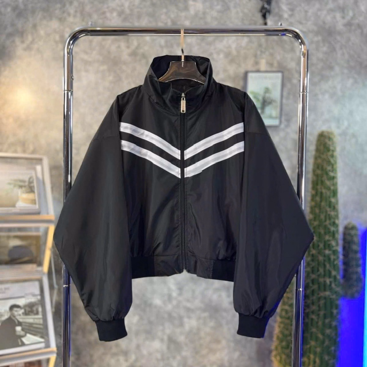 Áo Khoác Dù Nữ Với Chất Dáng Đẹp Có Phối Viền 2 Sọc Áo Nổi Bật Vải Mát Mẻ Có Bo Chun Áo Đẹp Hàng Hot Trend-Htm Fashion - Ảnh 2