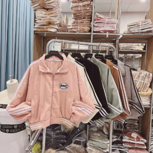 Áo Khoác Da Lộn 1 Lớp Nữ Phối 3 Sọc Cánh In Chữ Abc Siêu Đẹp Bo Chun Dưới Áo Cổ Dáng Chữ V Form Rộng Áo Thoáng Mát Hàng Hot Trend-Htm Fashion