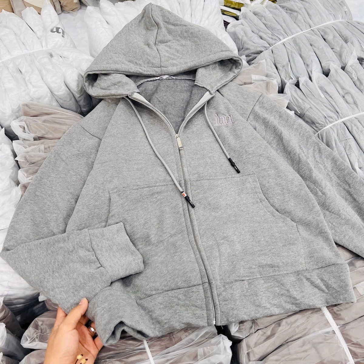 Áo Khoác Nỉ Nam Nữ Thêu Nổi Chữ In Chất Vải Dày Mịn Dáng Form Rộng Kèm Nón Trùm Đầu Siêu Xinh Hàng Hot Trend-Htm Fashion - Ảnh 2